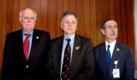 De izquierda a derecha: Prof. David Peura, Prof. Barry Marshall y Dr. Luis Uscanga