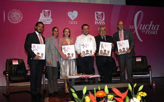 El Director General, Mikel Arriola, y la Secretaria Ejecutiva de la Fundación IMSS presentaron el libro “Mi Lucha es Rosa” y alumbraron de rosa la sede central.