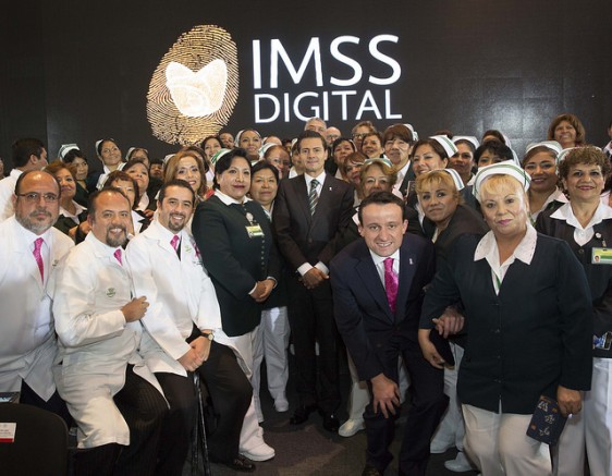 Dio instrucciones a su Director General, Mikel Arriola, de seguir consolidando el proyecto de IMSS Digital, ya que depara un servicio más eficiente para la población, afirmó el Presidente de la República, Enrique Peña Nieto.