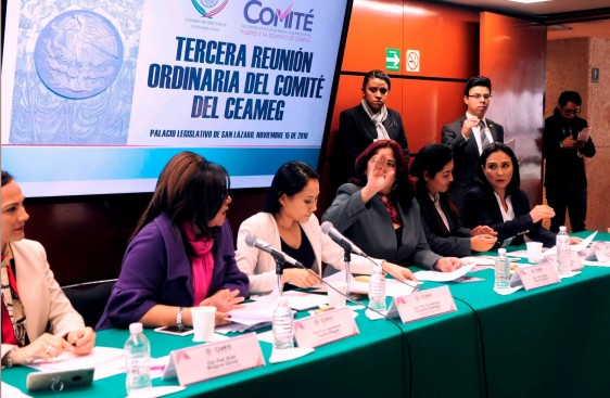 En la reunión de trabajo, la presidenta del Comité del CEAMEG, Guadalupe González Suástegui, indicó que este órgano trabaja en pro de los derechos de niñas y mujeres del país, generando información para enriquecer los trabajos de la Cámara de Diputados.
