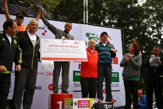 Al término del evento deportivo familiar, el doctor José Narro Robles entregó las medallas de los 3 primeros lugares a los ganadores de la categoría de 5 kilómetros, en las ramas varonil y femenil.