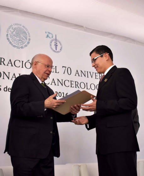 Durante la ceremonia, el doctor Narro Robles presenció la entrega del Premio Doctor José Noriega Limón a la mejor tesis de especialidad elaborada por el médico Eliseo Neftalí de la Cruz Escobar.