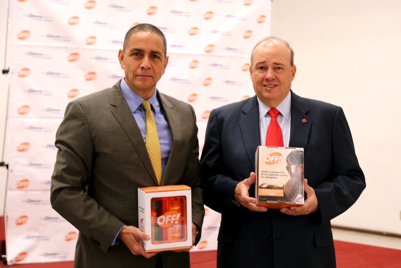 Luis Manuel Hernández Rojas y Fernando Suinaga Cárdenas sostienen caja de producto