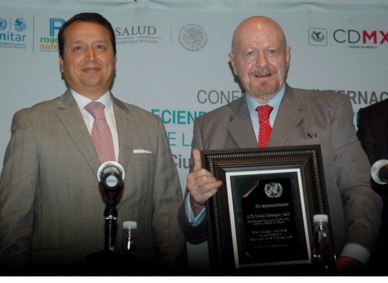 El titular de la CONADIC, Manuel Mondragón y Kalb, recibió reconocimiento por su liderazgo en prevención de accidentes.