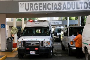 Ambulancia estacionada en puerta de urgencias