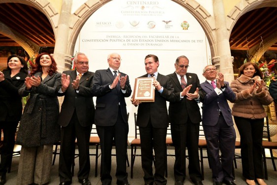 En representación del Presidente Enrique Peña Nieto, dio una copia del ejemplar resguardado por el Archivo General de la Nación