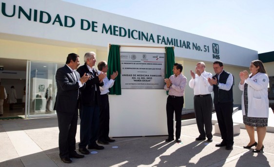 Es la primera de 40 Unidades Médicas que, junto con 12 hospitales de alta especialidad, el IMSS construirá de aquí a que concluya la presente Administración, aseguró.
