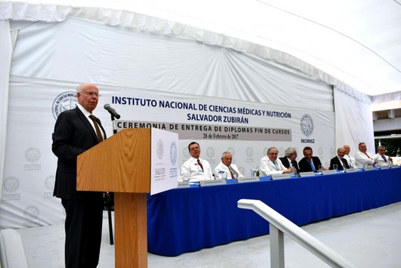 José Narro, Secretario de Salud, encabezó la ceremonia de graduación de 200 médicos residentes