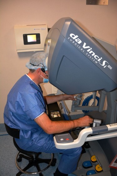 Esta intervención quirúrgica se realiza con tecnología robótica