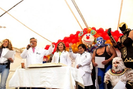 Una colorida fiesta, con grandes regalos, globos, piñatas, música, canciones, juegos, rifas, concursos y mucha diversión vivieron los pacientes de Pediatría del Hospital Juárez de México, al celebrar en grande y con mucha alegría. 