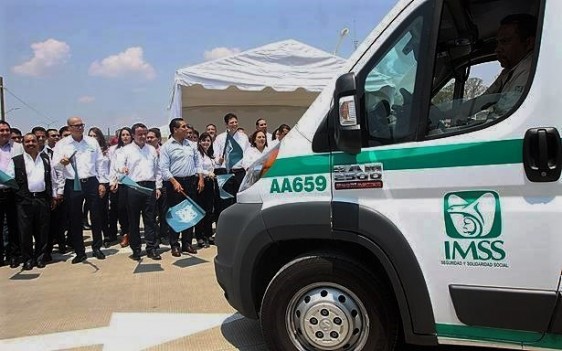 En el mismo evento, Mikel Arriola encabezó el banderazo de salida a 3 nuevas ambulancias que darán servicio en esta unidad médica.