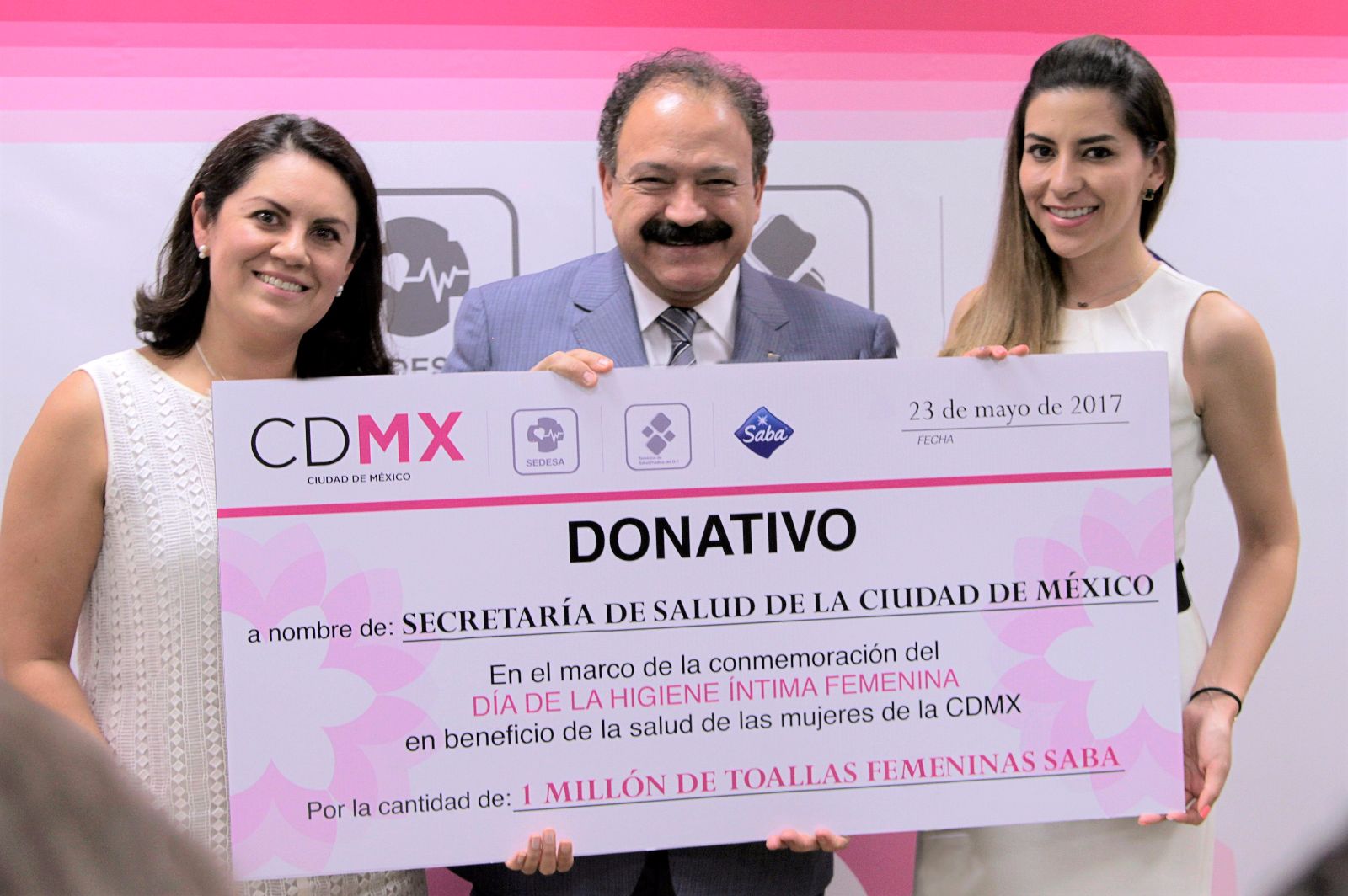 Ivette Medrano, Directora de Marketing para Saba México; Dr. Armando Ahued, Secretario de Salud de la Ciudad de México; Alejandra Contretras, Ginecóloga para Saba México