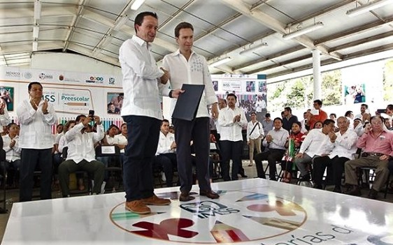 El Gobernador Manuel Velasco agradece los apoyos del IMSS y entrega folios de validez oficial para que 1,381 niños de las 13 guarderías en Chiapas reciban el primer año de educación preescolar.