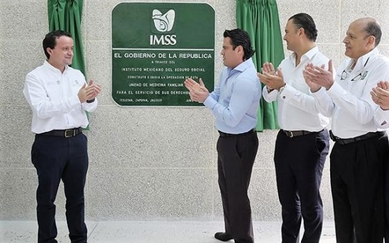 El Director General del IMSS, Mikel Arriola junto con el Gobernador Aristóteles Sandoval Díaz, inauguraron la Unidad de Medicina Familiar de Tesistán, con una inversión de 50 millones de pesos, para atender a 48 mil derechohabientes de la zona.