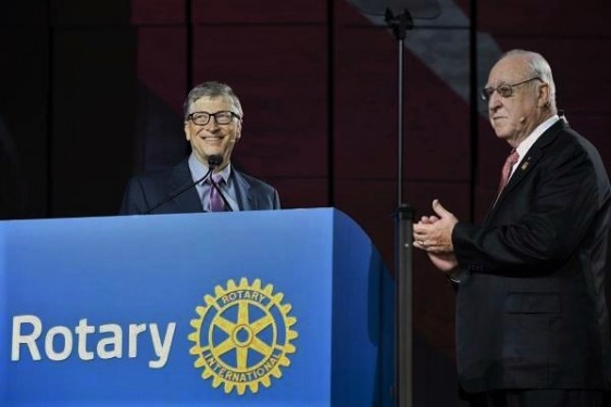 Bill Gates, co-presidente de la Fundación Bill & Melinda Gates y el presidente de RI, John Germ, anuncian nuevos compromisos para el esfuerzo de erradicación de la poliomielitis en la Convención de Rotary en Atlanta.