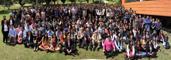Reunidos en el exterior del auditorio Galileo Galilei de la Academia Mexicana de Ciencias, alrededor de 250 estudiantes acudieron a la reunión becarios del XXVII Verano de la Investigación Científica.