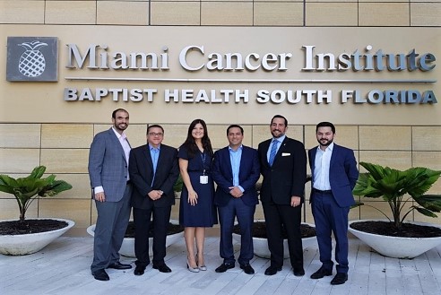 El alcalde Mauricio Vila fue recibido en el Instituto de Cáncer de Miami, para promover a la Ciudad Blanca como un destino capaz de albergar un clúster de servicios médicos.