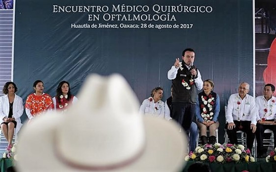 En la región de La Cañada, el Director General del IMSS, Mikel Arriola, y el gobernador de Oaxaca, Alejandro Murat, clausuran el Encuentro Médico Quirúrgico de Oftalmología.