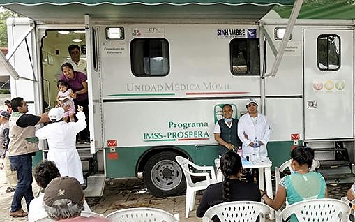 En Oaxaca, Chiapas, Puebla y Morelos se han desplegado 2,000 profesionales de la salud, entre médicos, enfermeras, psicólogos, nutricionistas, odontólogos, promotores de salud y epidemiólogos.