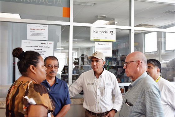 El doctor Narro Robles y el titular de SAGARPA, José Calzada Rovirosa, visitaron a los heridos por el sismo que son atendidos en el Hospital General de Salina Cruz.