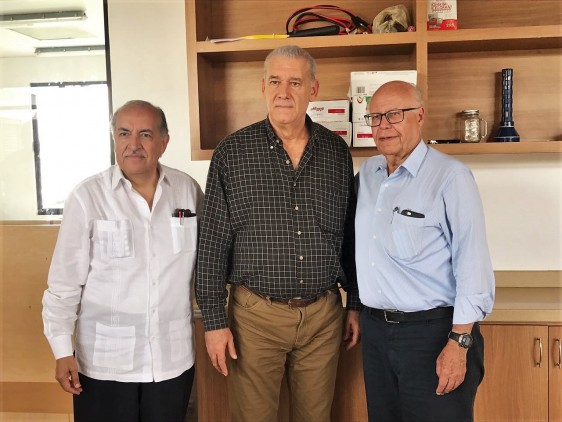 En la base aérea de Ixtepec, el Secretario de Salud, José Narro, sostuvo un encuentro con el embajador de Cuba en México, Pedro Núñez Mosquera.