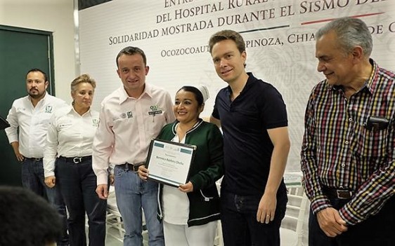 El Director General, Mikel Arriola, y el gobernador Manuel Velasco rinden homenaje a personal del Hospital de Ocozocoautla.