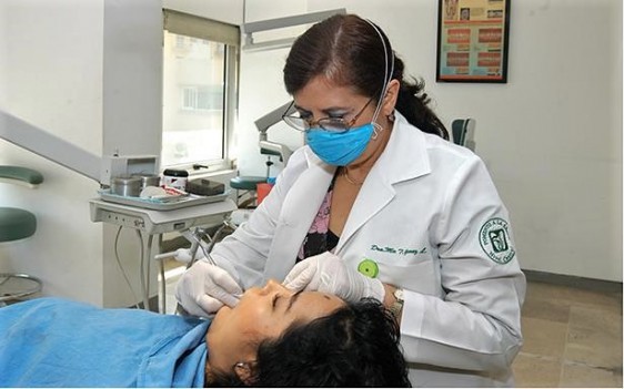 En el Servicio de Estomatología, el primer lugar de consultas lo ocupa la caries dental, seguido de la gingivitis y la enfermedad periodontal.