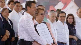 premio María Suarez Vázquez, lo recibe la maestra Leticia González González, del Instituto Nacional de Rehabilitación, doctor Luis Guillermo Ibarra Ibarra