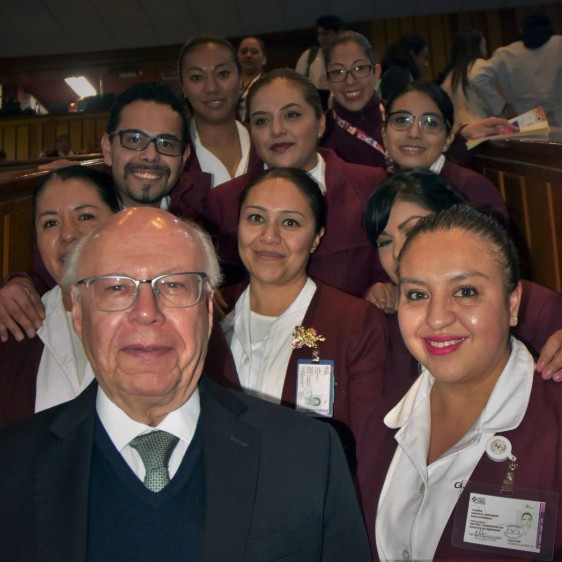 Secretario de Salud, José Narro Robles acompañado de personal de enfermería