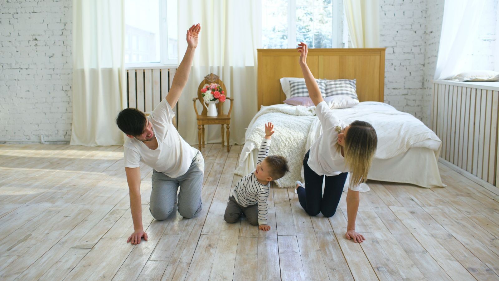 familia haciendo ejercicio en casa
