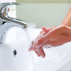 En cuanto a higiene no olvides lavarte frecuentemente las manos con agua y jabón, verifica la limpieza en utensilios y en la medida que se pueda, evita que los niños jueguen en el piso y se lleven objetos a la boca.