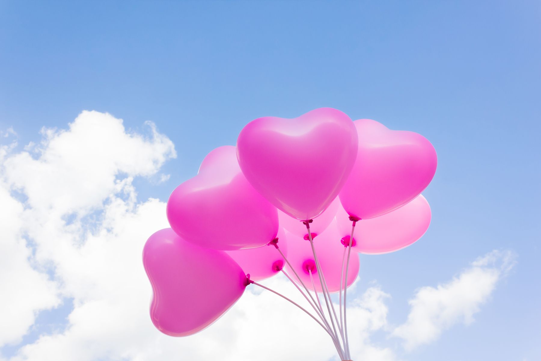 Globos con forma de corazón ak fondo un cielo azul