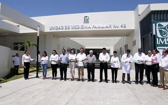 El Director General del Seguro Social, Tuffic Miguel, y el gobernador Arturo Núñez inauguraron en Nacajuca la UMF que tuvo un costo superior a los 85 millones en beneficio de más de 50 mil derechohabientes.