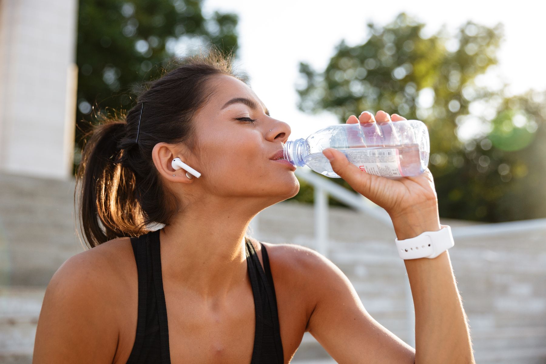 mujer bebiendo agua