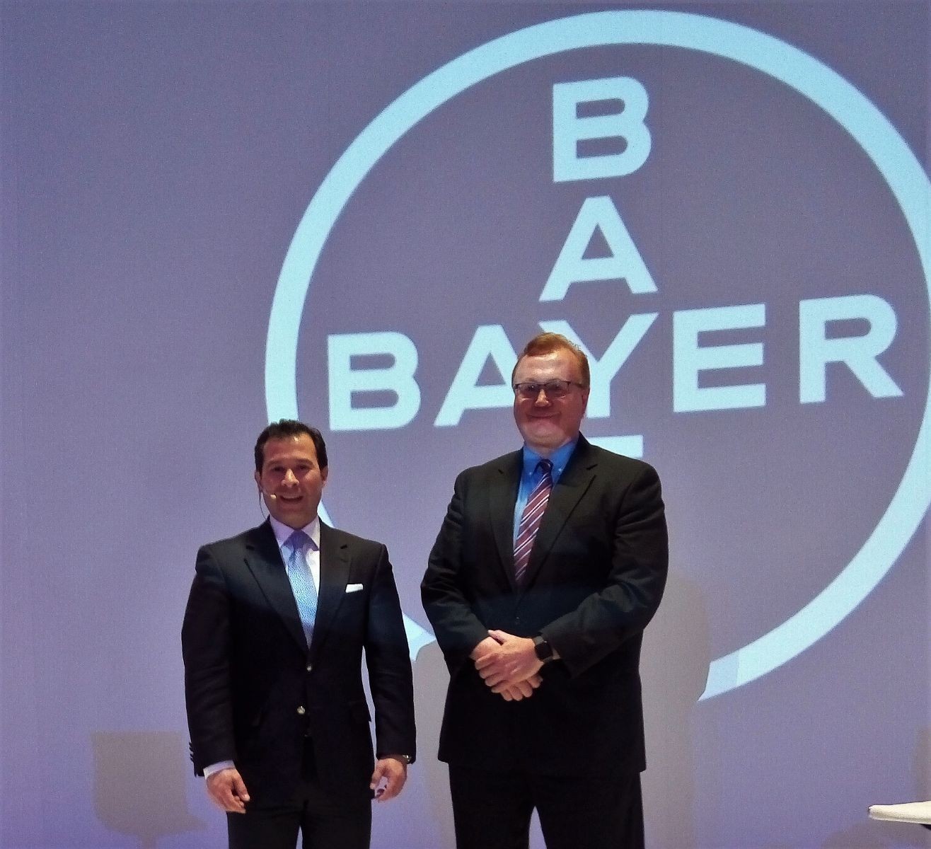 Eduardo Magallanes, Vicepresidente de la división farmacéutica de Bayer en LATAM y Dr. Gerhard Albrecht, Director Médico de Bayer en México