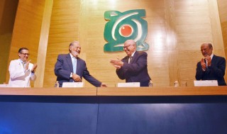 El Secretario de Salud encabezó la ceremonia de reconocimiento a la Fundación Carlos Slim por su labor altruista