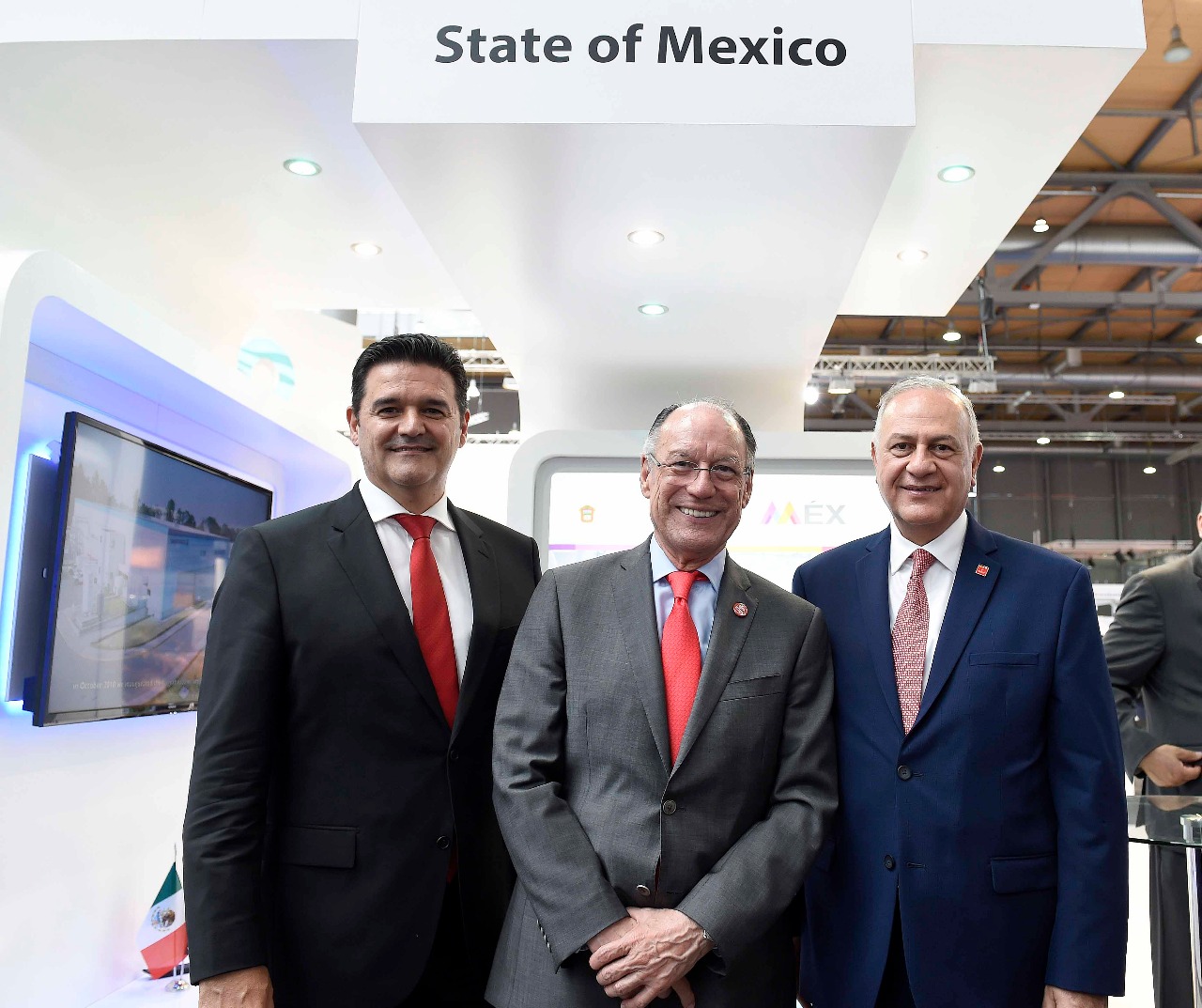 De derecha a izquierda Fernando Sampaio, director general de Sanofi Pasteur en Mexico; Mario Chacón, titular de la Unidad de Promoción de Negocios Globales; Alberto Curi, Secretario de desarrollo Económico del Estado de México