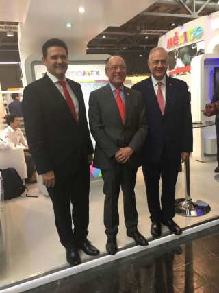 De derecha a izquierda Fernando Sampaio, director general de Sanofi Pasteur en Mexico; Mario Chacón, titular de la Unidad de Promoción de Negocios Globales; Alberto Curi, Secretario de desarrollo Económico del Estado de México