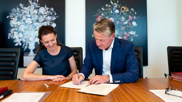 Eline Vrijland-van Beest, CEO y fundadora de NightBalance y Egbert van Acht, Chief Business Leader, Personal Health Businesses en Royal Philips