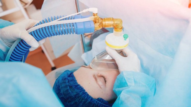 Paciente recibiendo oxigeno para anestecia