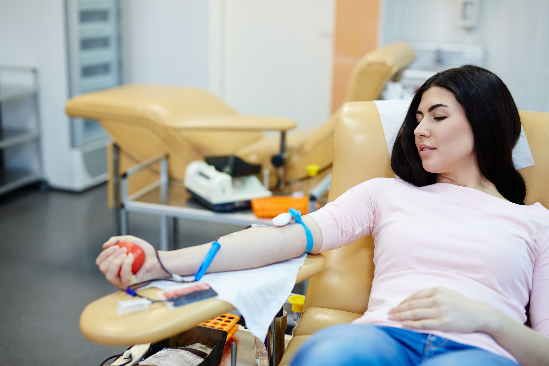 mujer donando sangre