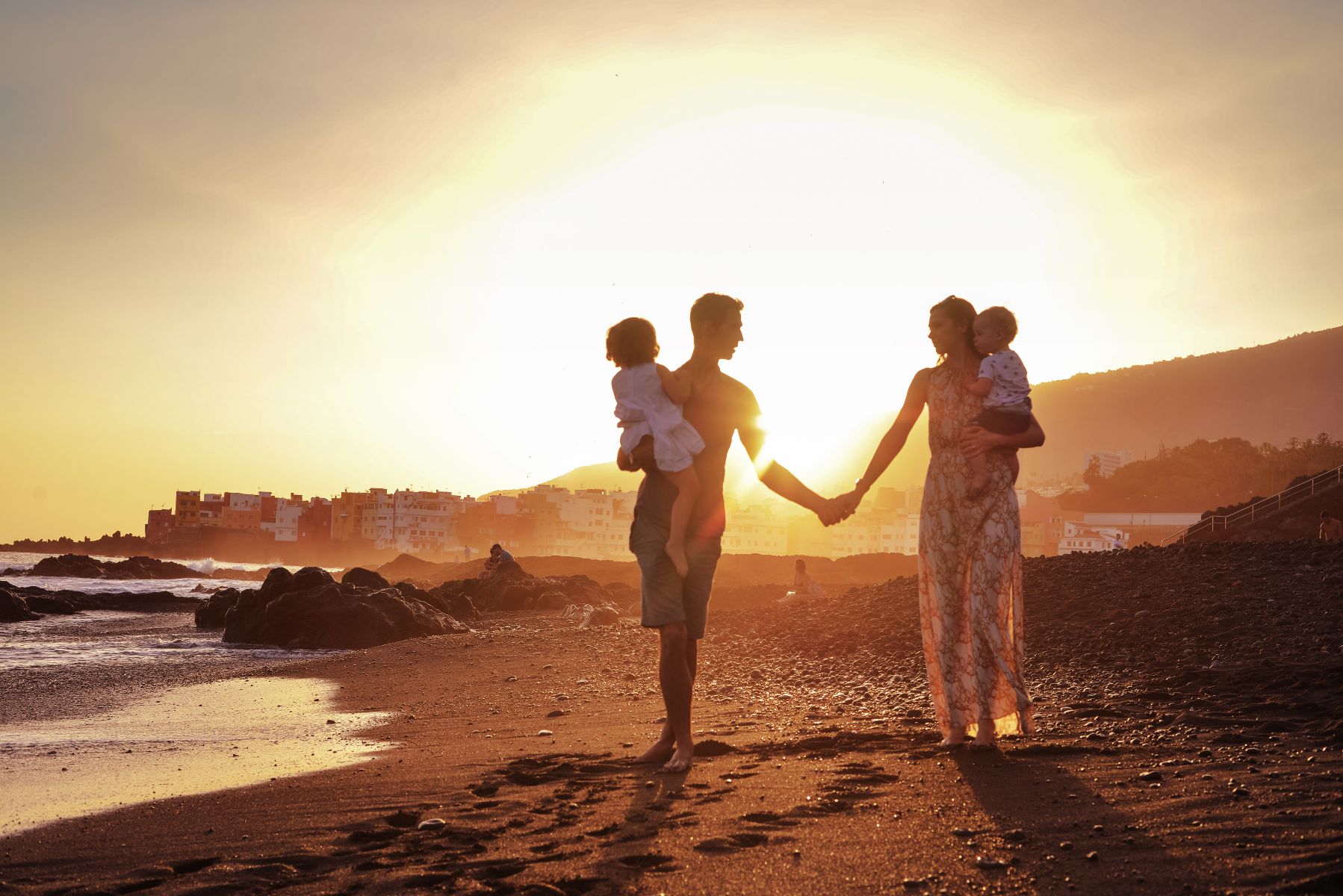 familia caminando por una playa