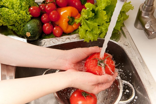 Medidas higiénicas como el lavado frecuente de manos, desinfección de frutas y verduras, así como la cocción adecuada de la carne de cerdo, son esenciales en la prevención.