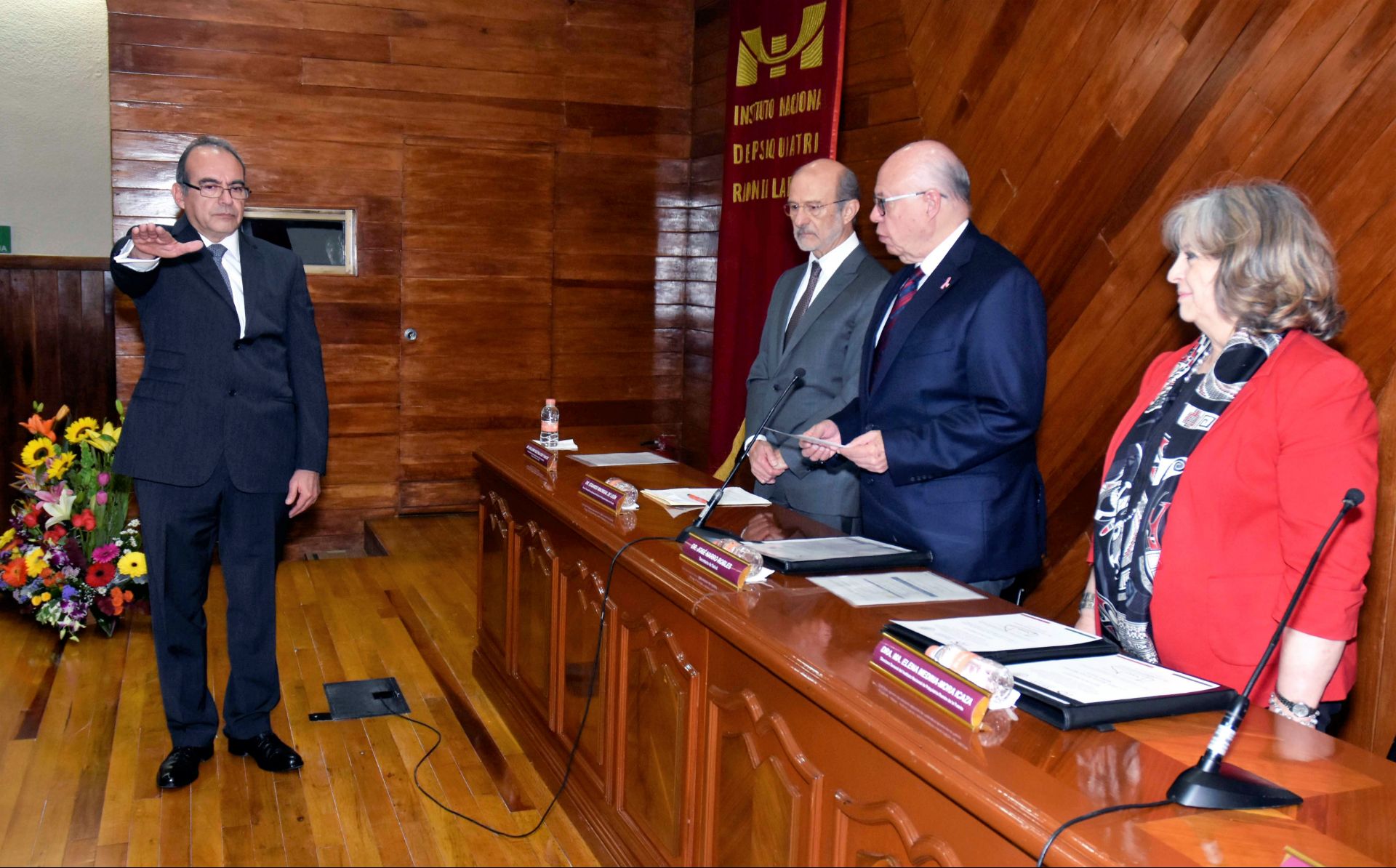 En la Foto. Dr. Guillermo Ruiz Palacios y Santos. Comisionado Nacional del Instituto Nacional de Salud y Hospitales de Alta Especialidad. Dr. Eduardo Madrigal de León. Director General del Instituto Nacional de Psiquiatria, Dr. José Narro Robles secretario de Salud, Dra. Ma. Elena Medina Mora Directora Saliente del Instituto Nacional de Psiquiatria Ramón de la Fuente y la sra. Jenny Kibrit Presidenta del Patronato.