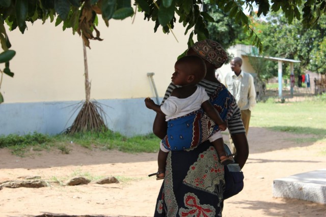 Madre e hijo saliendo del hospital en Mozambique.