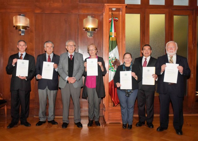 el Secretario de Salud, Jorge Alcocer Varela, entregó nombramientos a integrantes de su equipo de trabajo.