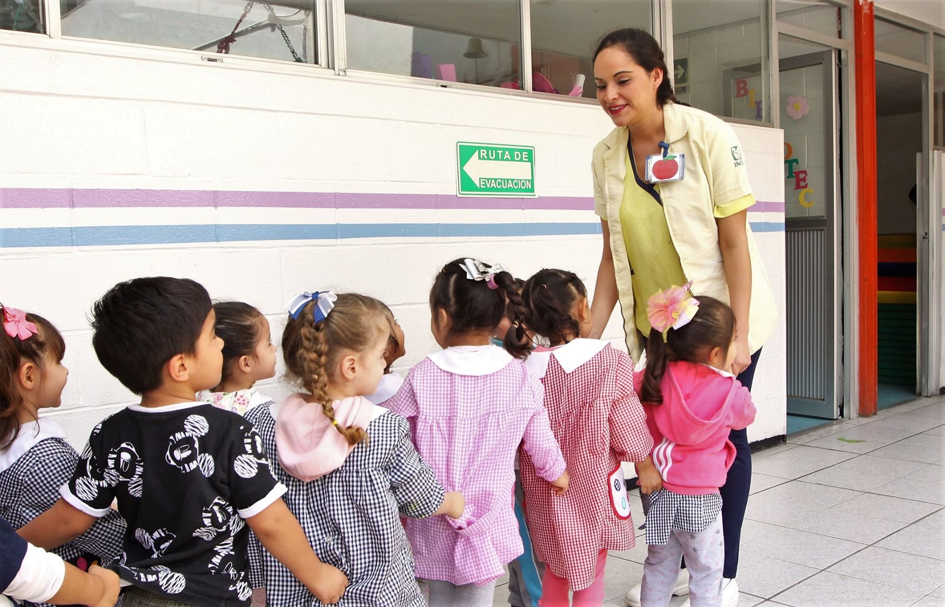 Niñas y niños entrando a guardería del IMSS