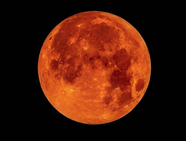 Un eclipse lunar se presenta cuando la Tierra se encuentra entre la Luna y el Sol, y durante el proceso nuestro satélite natural adquiere usualmente una coloración rojiza, Daniel Flores Gutiérrez.