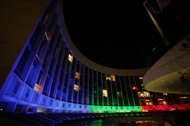Iluminan de azul, verde y rojo el edificio del Senado para hacer consciencia sobre el reto que representan estos males.