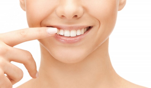 Expertos de La Clínica Dental y la Asociación Colgate, concuerdan que el 75 % de las personas que presentan este padecimiento se origina en la boca.